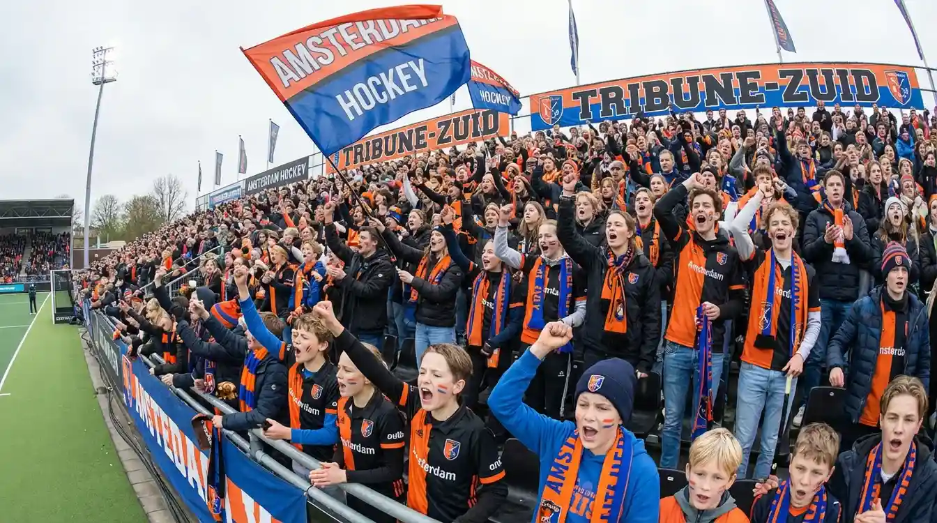 Hockeyclub supporters met vlaggen en sjaals op de tribune