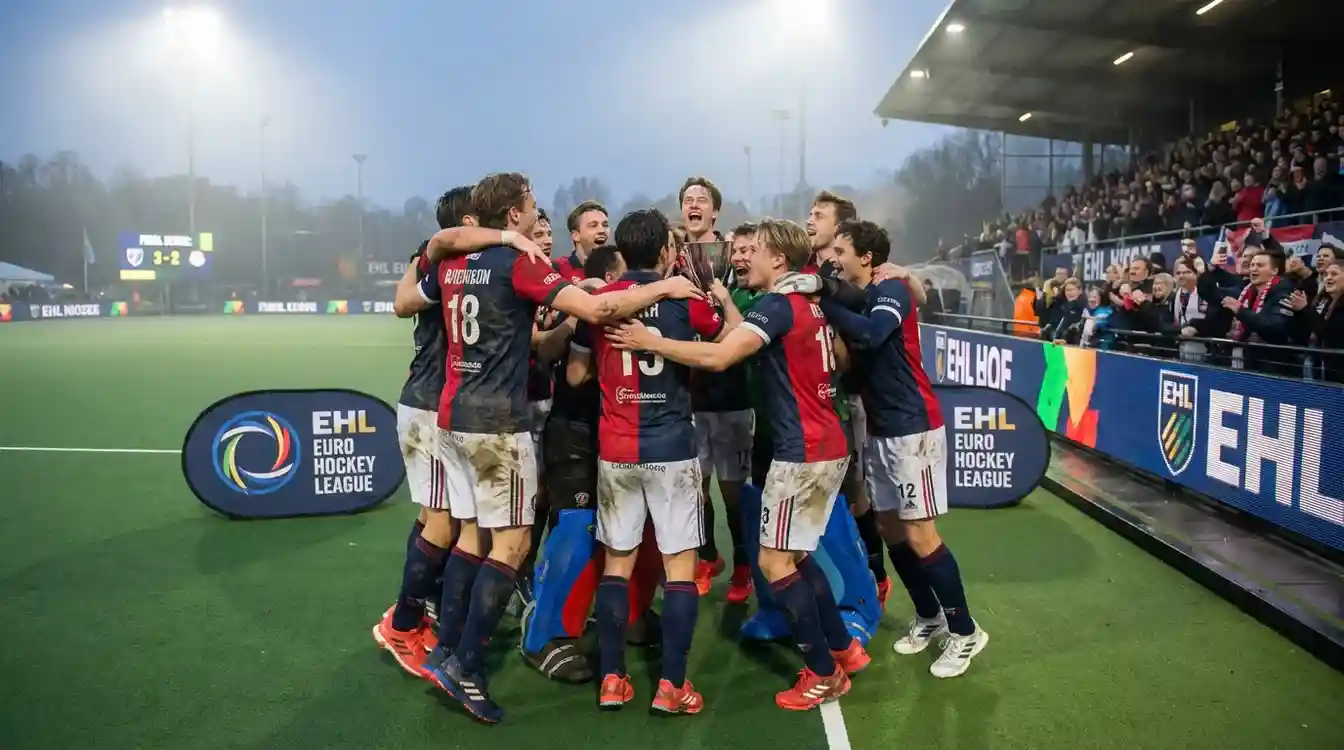 Hockeyers vieren overwinning met EHL-logo op de achtergrond