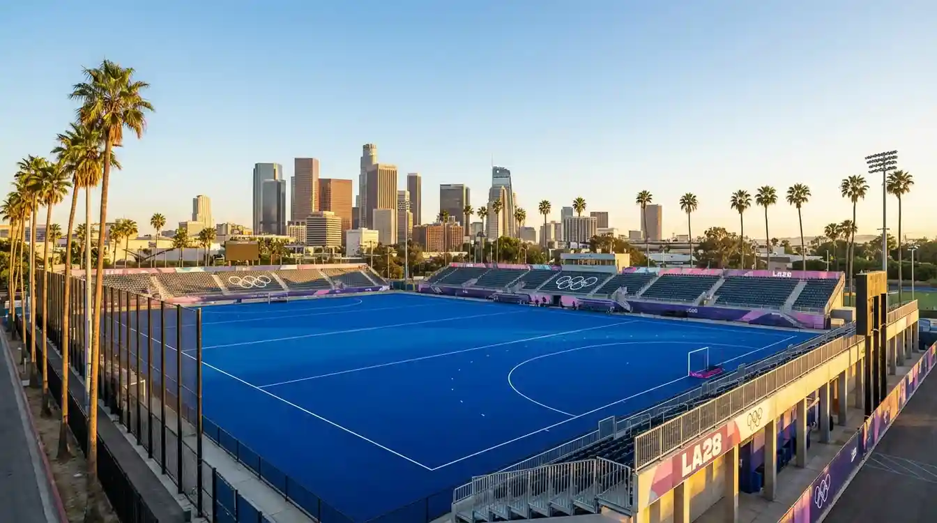 Hockeyveld met skyline van Los Angeles en palmbomen op de achtergrond